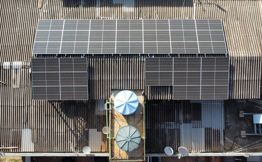 Placa solar no telhado de uma residencia