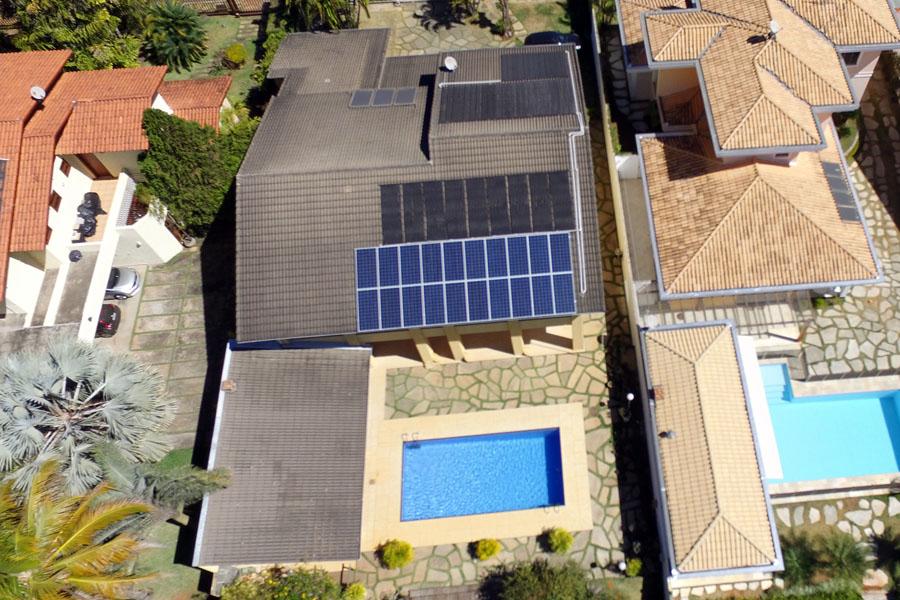 Placa solar no telhado de uma residencia
